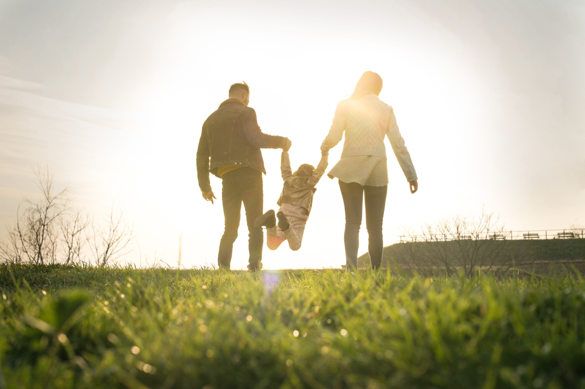 Familie mit Kind in Abendsonne